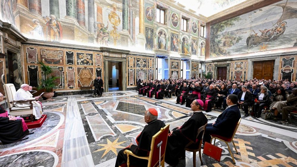 Папа з ўдзельнікамі курсаў, арганізаваных Трыбуналам Рымскай Роты