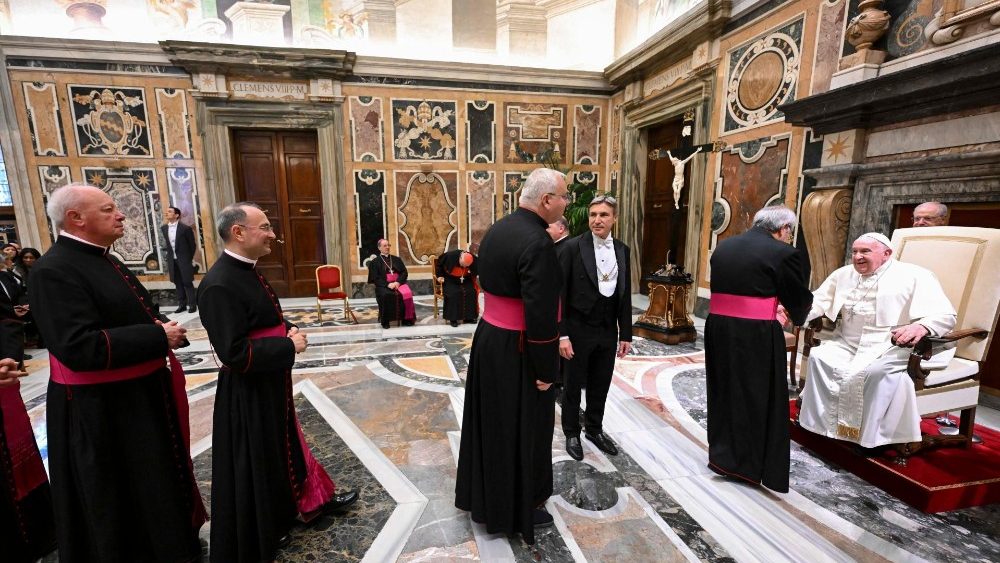 Папа з ўдзельнікамі курсаў, арганізаваных Трыбуналам Рымскай Роты