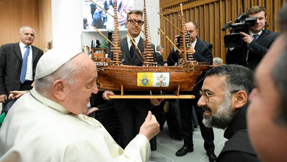 Papa recebe grupos na Sala Paulo VI