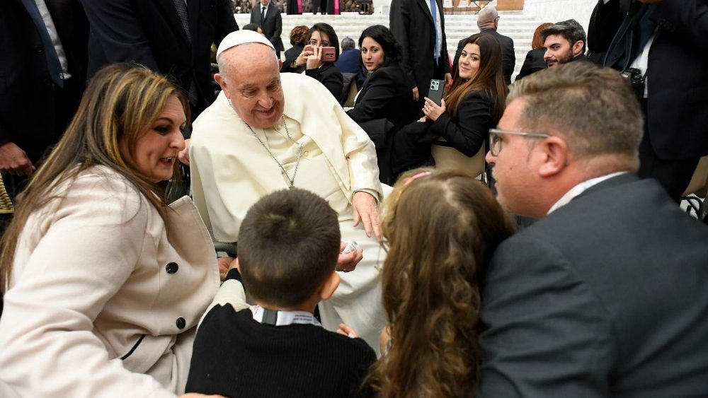 Papa recebe grupos na Sala Paulo VI