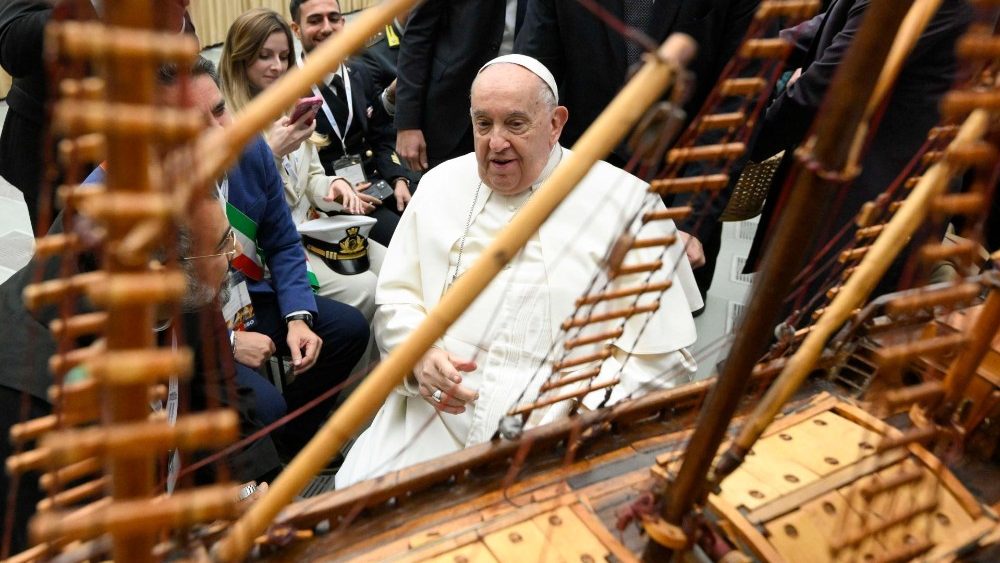 Papa recebe grupos na Sala Paulo VI