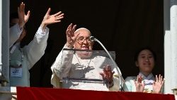 Dois jovens coreanos se uniram ao Papa nas saudações