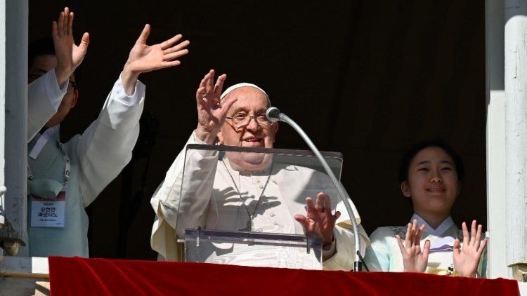 Dois jovens coreanos se uniram ao Papa nas saudações