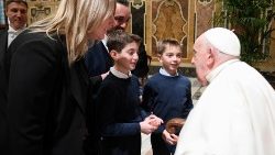 Baba Mtakatifu Francisko akiwa na baadhi ya familia katika picha iliyopigwa tarehe 25 Novemba 2024.