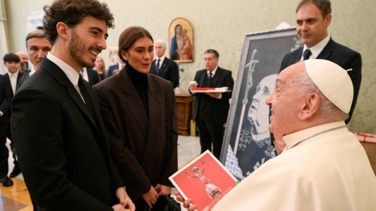 Papa recebe delegação da Federação Internacional de Motociclistica