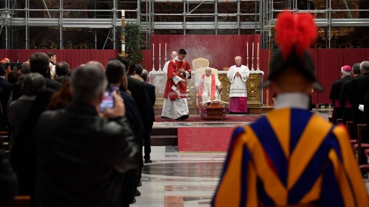 Le esequie del cardinale Ayuso nella Basilica di San Pietro