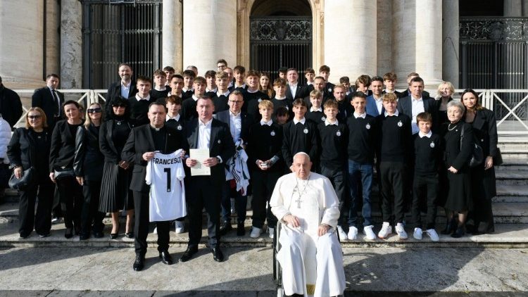 2024.11.27 Młodzi piłkarze z Akademii Legii Warszawa podczas audiencji generalnej