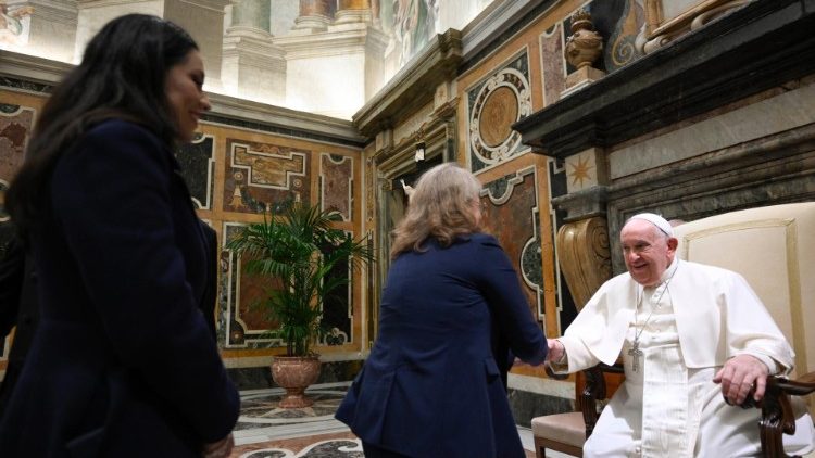 El Papa saluda a los colaboradores de El Sembrador. (Vatican Media)