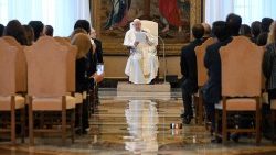 Audiencia del Papa a una delegación del Departamento de Odontología de la Universidad de los Estudios de Nápoles «Federico II»