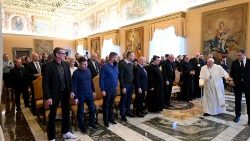 Le Pape a reçu une délégation de parlementaires et divers représentants français en salle du Consistoire du Palais apostolique, le 30 novembre 2024. 