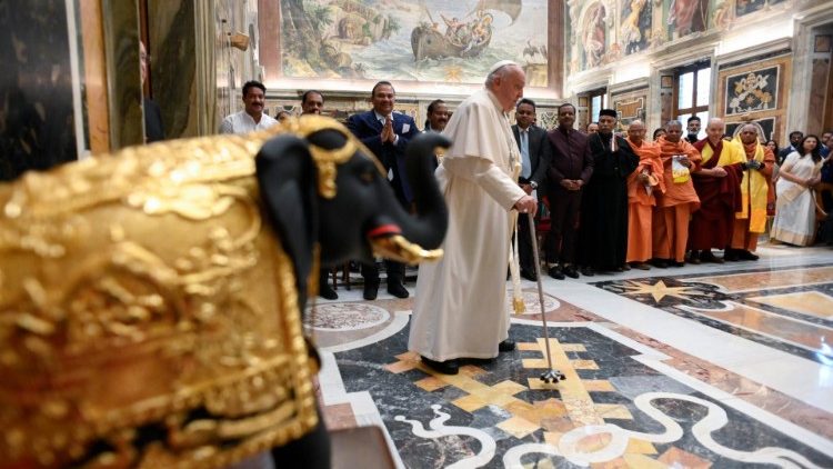 Il Papa con i partecipanti al convegno "Religioni insieme per un’umanità migliore"