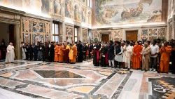 മതാന്തരസംവാദസമ്മേളനത്തിന്റെ ഭാഗമായി ഫ്രാൻസിസ് പാപ്പായെ കാണാനെത്തിയ വിവിധ മതങ്ങളുടെ പ്രതിനിധികൾ - ഫയൽ ചിത്രം