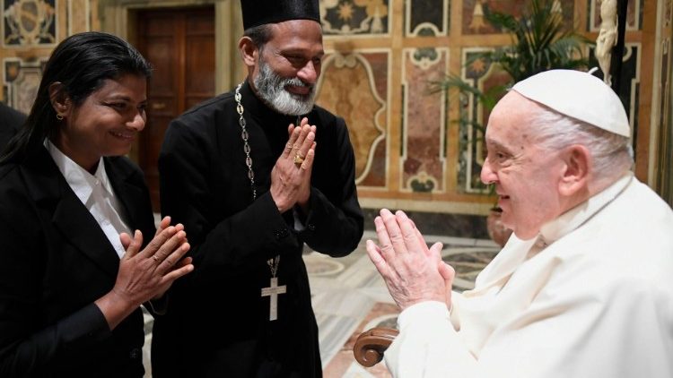 Papež s &uacute;častn&iacute;ky konference „N&aacute;boženstv&iacute; společně pro lepš&iacute; lidstvo“