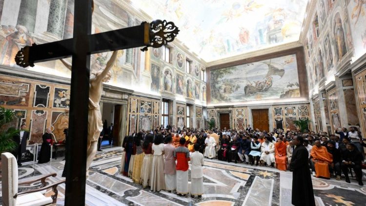 Papa com os participantes da conferência inter-religiosa intitulada "Religiões unidas por uma humanidade melhor".