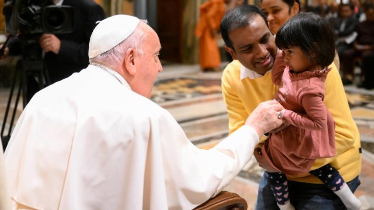 Papa com os participantes da conferência inter-religiosa intitulada "Religiões unidas por uma humanidade melhor".