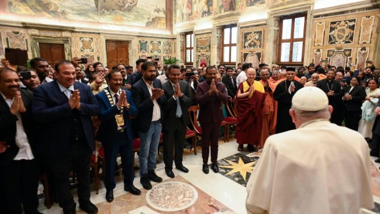 Papež s &uacute;častn&iacute;ky konference „N&aacute;boženstv&iacute; společně pro lepš&iacute; lidstvo“
