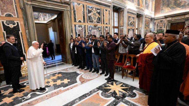 Papa com os participantes da conferência inter-religiosa intitulada "Religiões unidas por uma humanidade melhor".