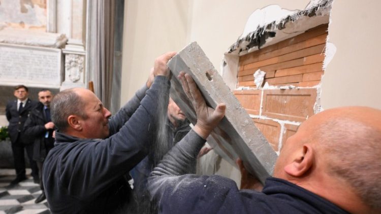 Vorbereitung der Heiligen Pforte an der Basilika San Giovanni in Laterano