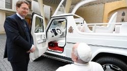 Popiežiui padovanotas naujas elektrinis papamobilis