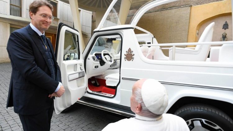 Remise de la nouvelle papamobile électrique Mercedes au Pape François par le groupe automobile allemand, le 4 décembre 2024.