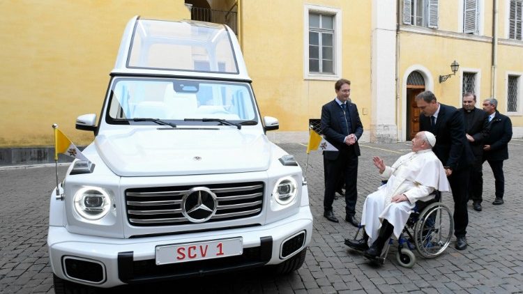 Ola Källenius erklärt dem Papst sein neues Fahrzeug