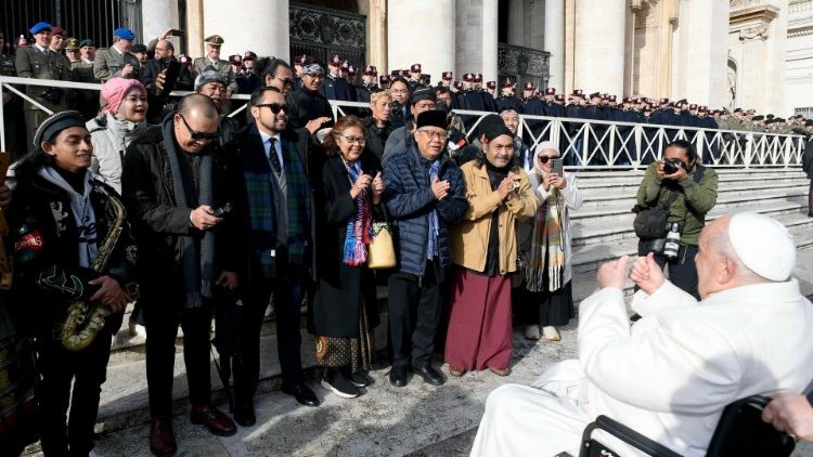 Papst Franziskus mit Teilnehmern der Generalaudienz