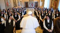 El Papa durante la audiencia con las Carmelitas Misioneras del Espíritu Santo (VATICAN MEDIA Photo Division).