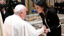 Eine Theologie-Studentin aus Catania spricht mit dem Papst