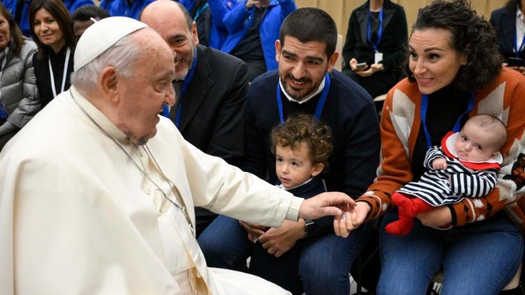 Il Papa tra le delegazioni dei donatori di presepe e albero di Natale