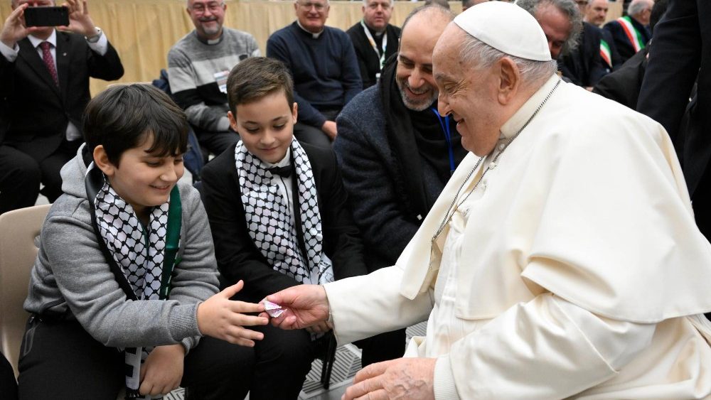 Папская аўдыенцыя з дабрачынцамі, якія ахвяравалі Ватыкану калядныя яслі і ёлку