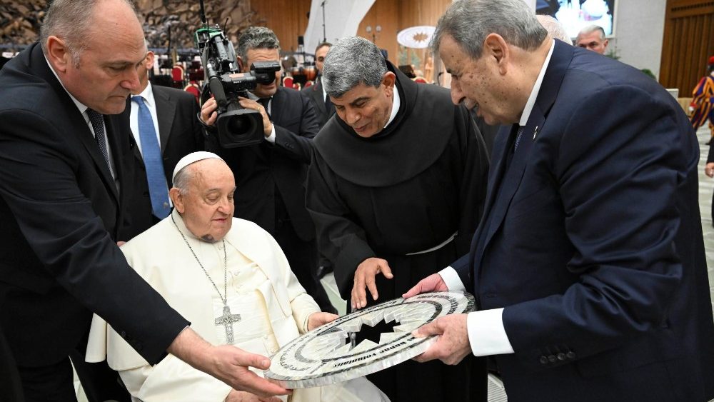 Папская аўдыенцыя з дабрачынцамі, якія ахвяравалі Ватыкану калядныя яслі і ёлку