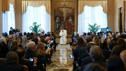 Francesco parla agli organizzatori e artisti del "Concerto con i Poveri"