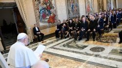 Pāvests tiekas ar koncerta organizatoriem un dalībniekiem