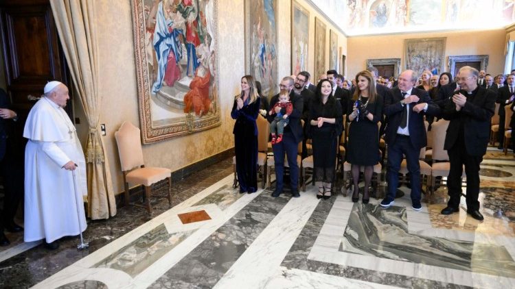 Papež František přichází na audienci pro umělce a organizátory vatikánského koncertu