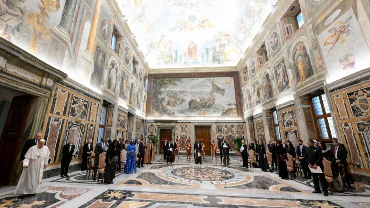 Il Papa riceve undici nuovi ambasciatori