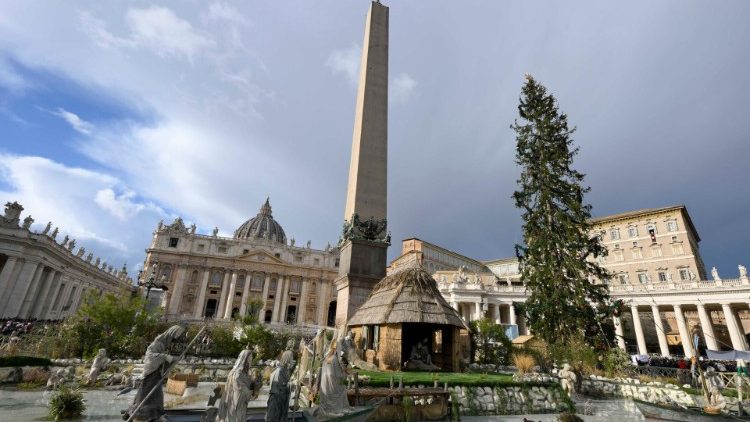 L'albero di Natale e il presepe allestiti in piazza san Pietro