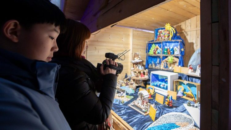 Pilgrims visiting the 100 Nativity Scenes Exhibition in 2024