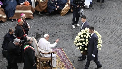 Pope pays homage to Mary at statue of Immaculate Conception