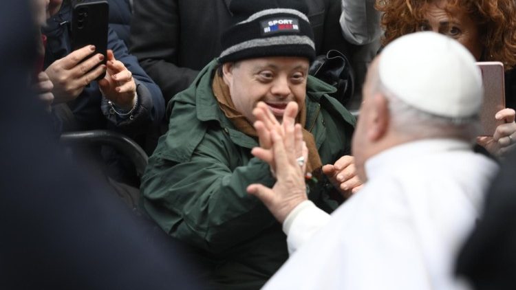 Il giro tra i fedeli in piazza