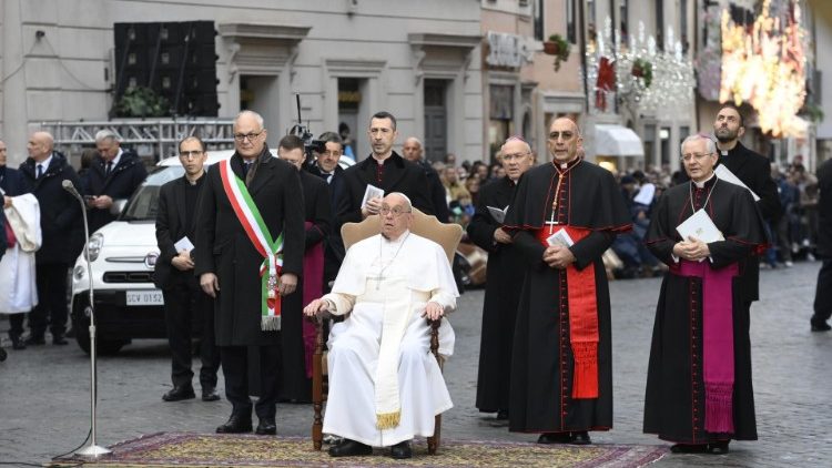 Francesco in Piazza Mignanelli ai piedi della statua dell'Immacolata