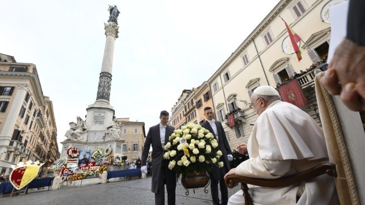 Papież Franciszek podczas uroczystości przed kolumną, 8 grudnia 2024