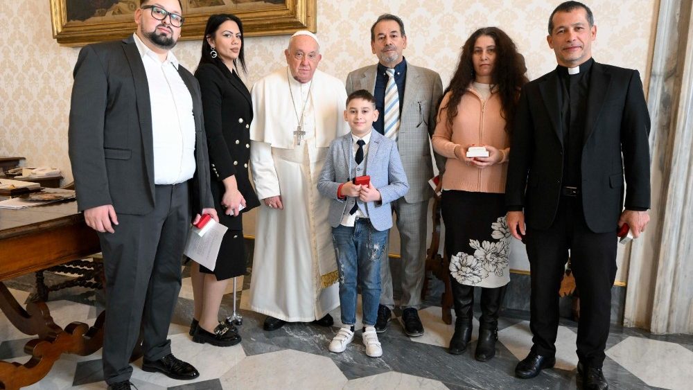 Foto de grupo del Papa con una delegación de la Misión Evangélica Bautista Romaní en Italia. (Vatican Media) 