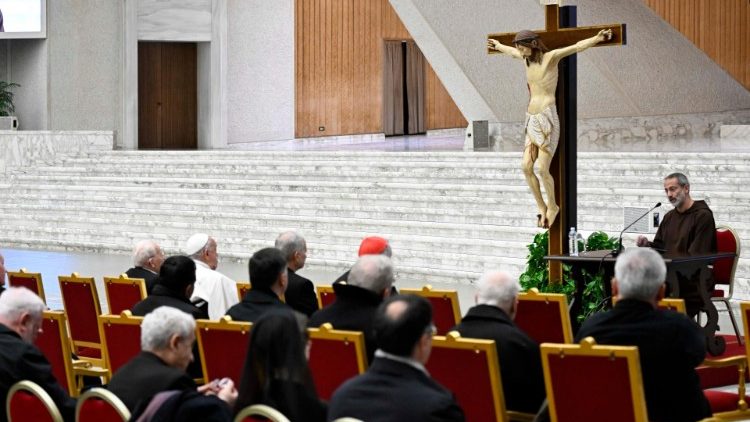 Le Pape et la Curie romaine écoutant la deuxième méditation de l'Avent du Père Pasolini
