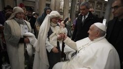El Papa en oración en Santa María la Mayor por su viaje a Ajaccio