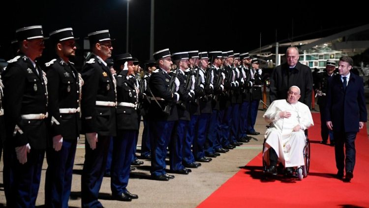 Papa Francesco prima di imbarcarsi per roma all'aeroporto di Ajaccio
