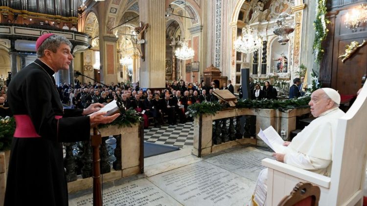 Il presidente della Conferenza episcopale francese, monsignor Éric de Moulins-Beaufort, mentre rivolge il suo saluto al Papa