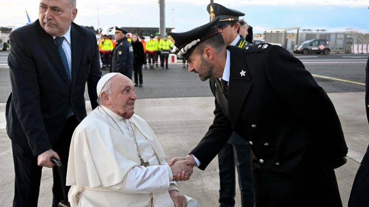 I saluti del Papa alla partenza da Fiumicino