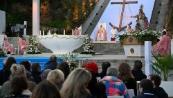  Cruz e Âncora, amor de Cristo Crucificado, esperança do mundo! 