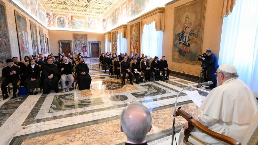 Папа з прадстаўнікамі філіпінскай супольнасці з Іспаніі