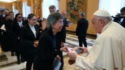 El Papa junto a los representantes de la comunidad filipina en España, lunes 16 de diciembre de 2024. (Vatican Media)